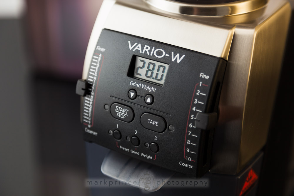 Vario-W's control panel showing grind adjustments and TARE function.