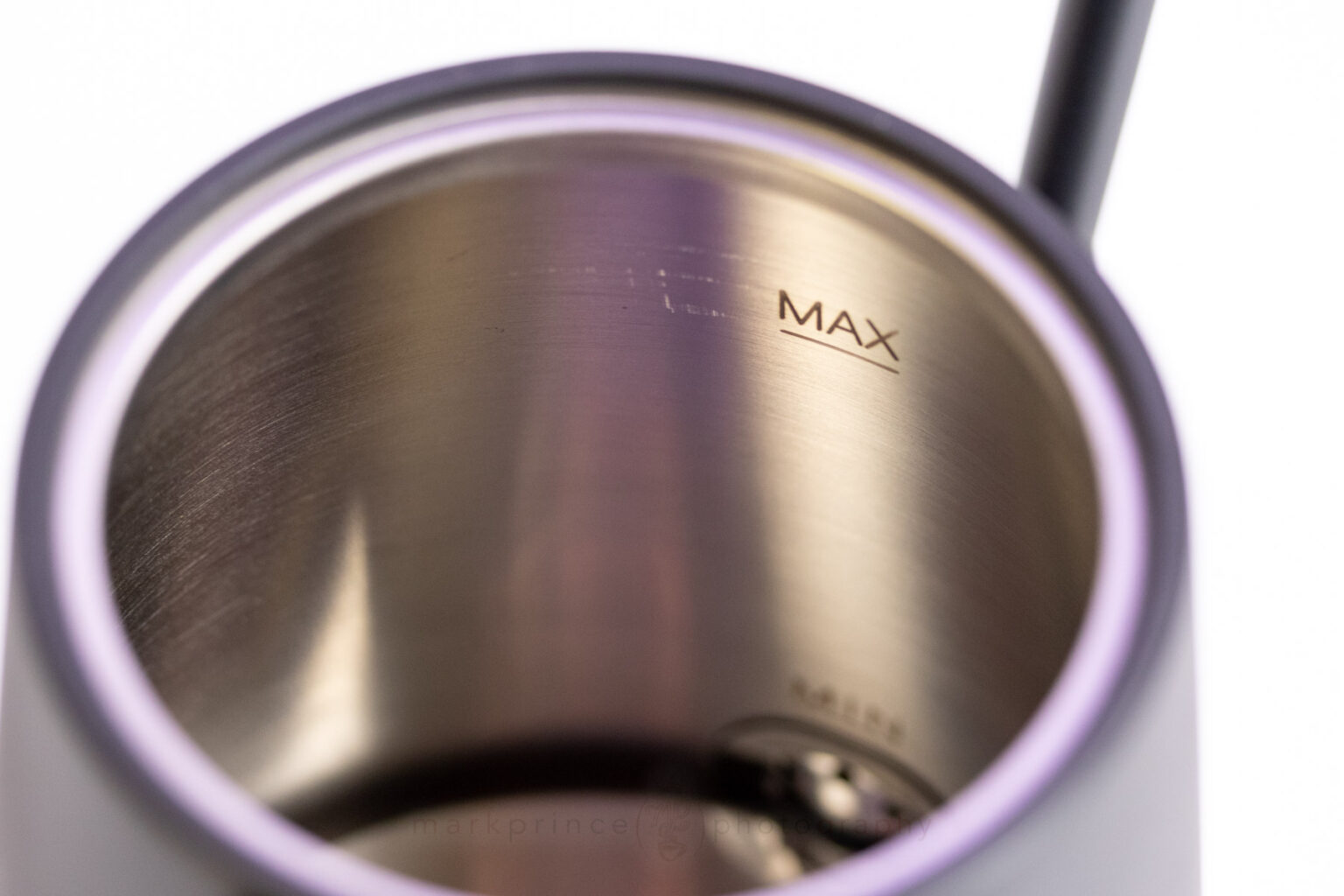 The inside max-volume indicator is easy to read and reference. 900ml to the max line.