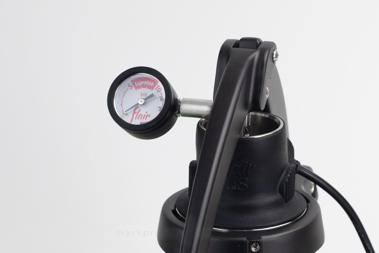 With the new plunger valve design, you never have to remove the pressure gauge piston from the machine - just depress the lever, and fill the chamber.