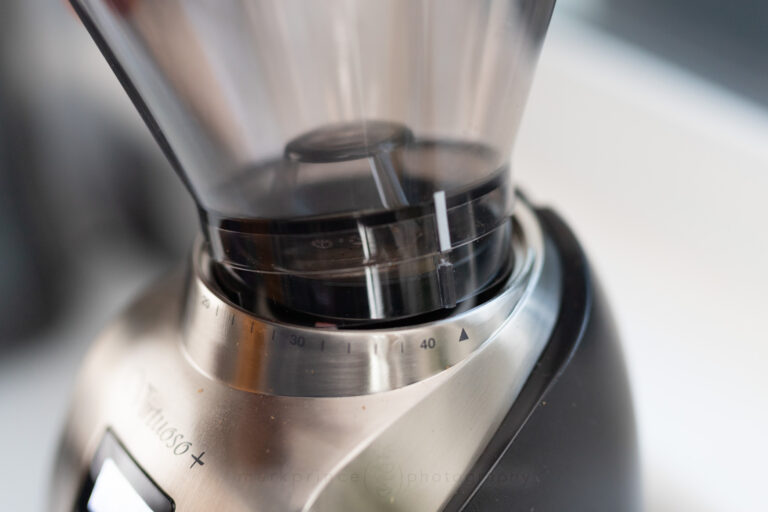 Line up the solid line on the bean hopper with the up-pointing arrow to remove it from the grinder.