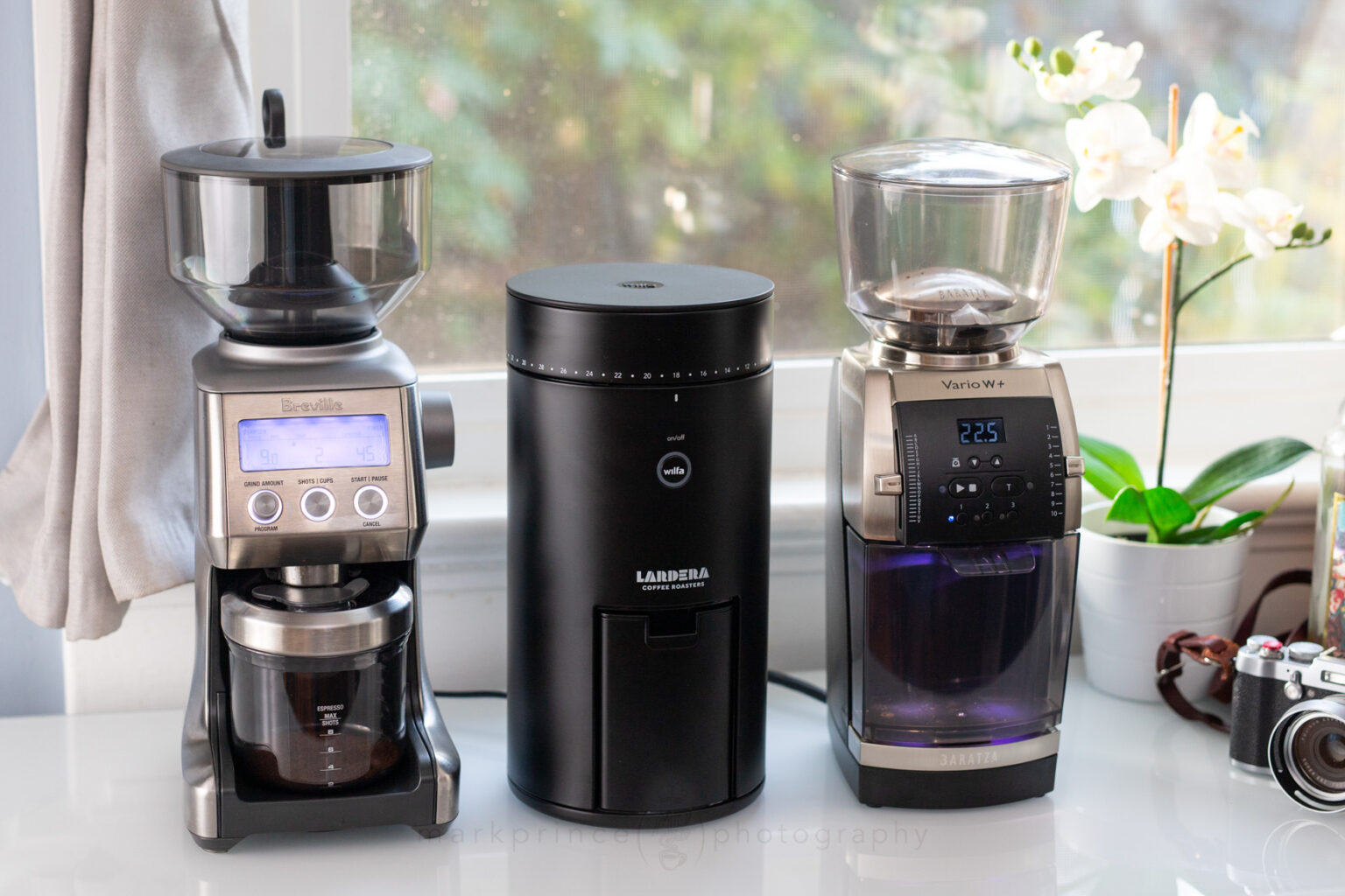 The Wilfa Uniform next to the (larger) Breville Smart Grinder Pro and Baratza Vario-W+.