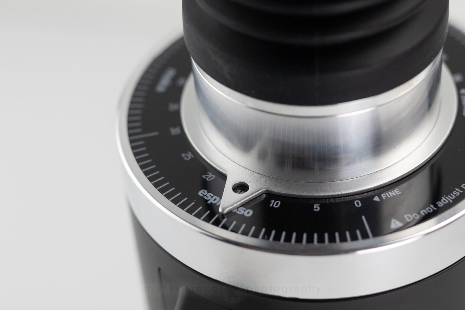 The low profile grind setting indicator dial can be adjusted to the grinder's real zero point.
