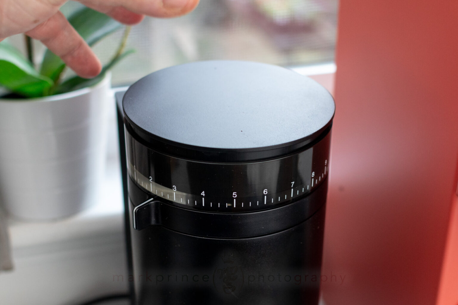 Lid dropped, it smoothly lowers into the hopper via an air cushion.