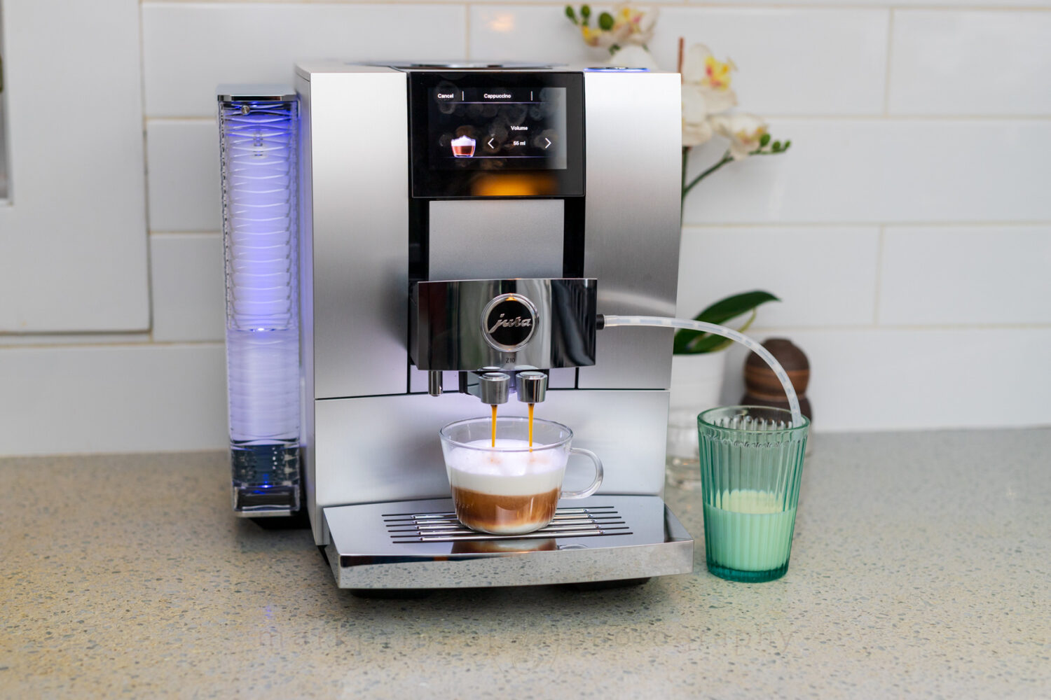 The Jura Z10, automatically making a cappuccino