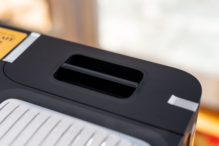 The reservoir lid is flush with the cup tray level, and easy to remove and access.