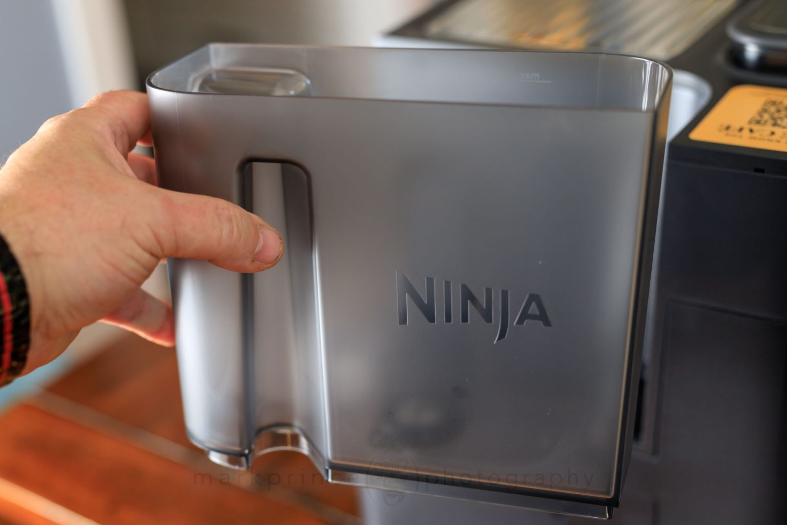 The reservoir is removable, and holds 2L of water.