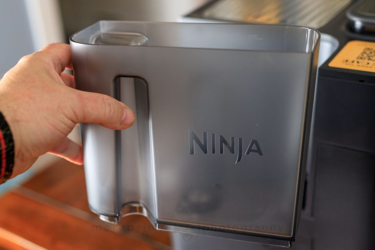 The reservoir is removable, and holds 2L of water.