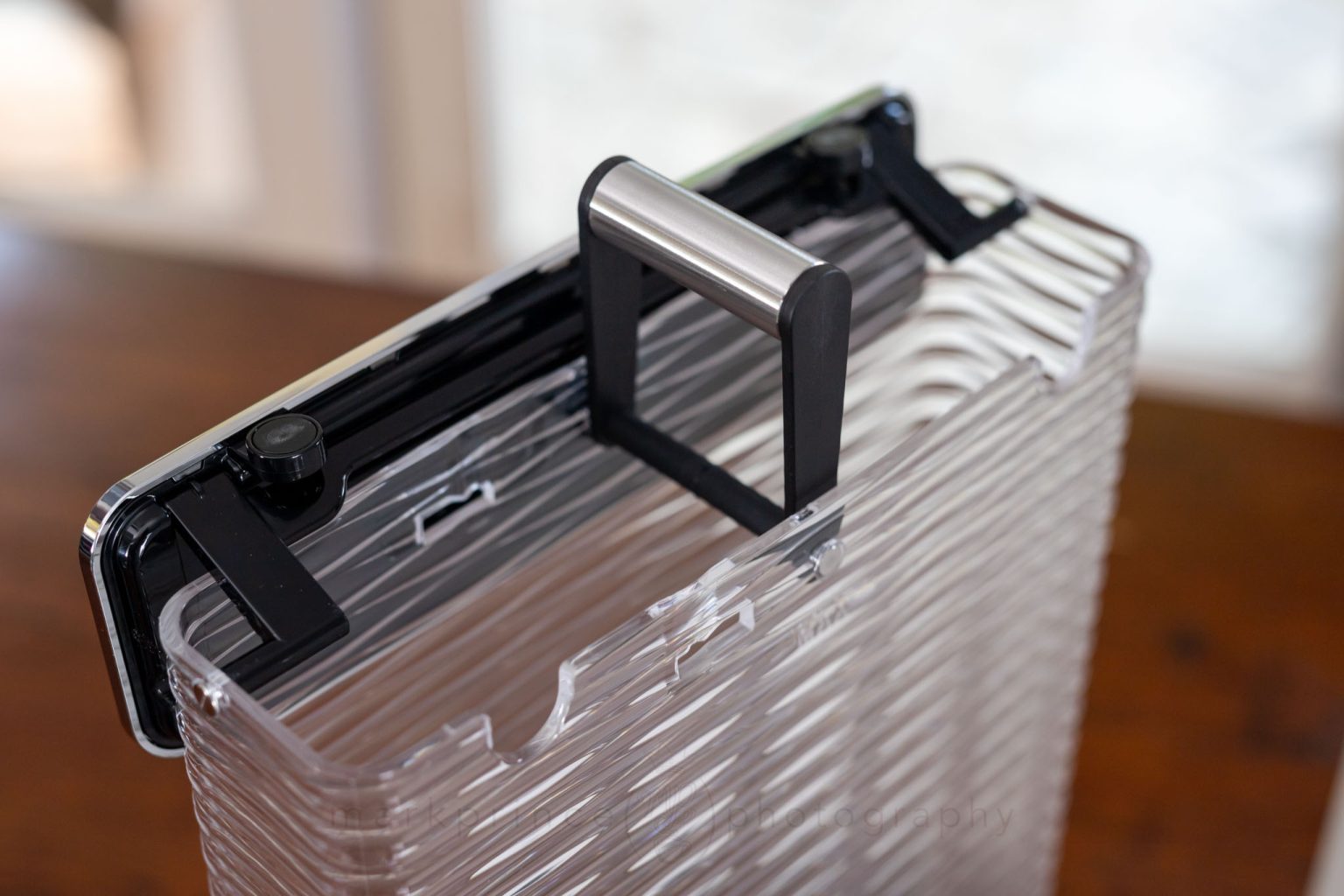 The handle and lid on the reservoir are very well designed, and feel very quality.