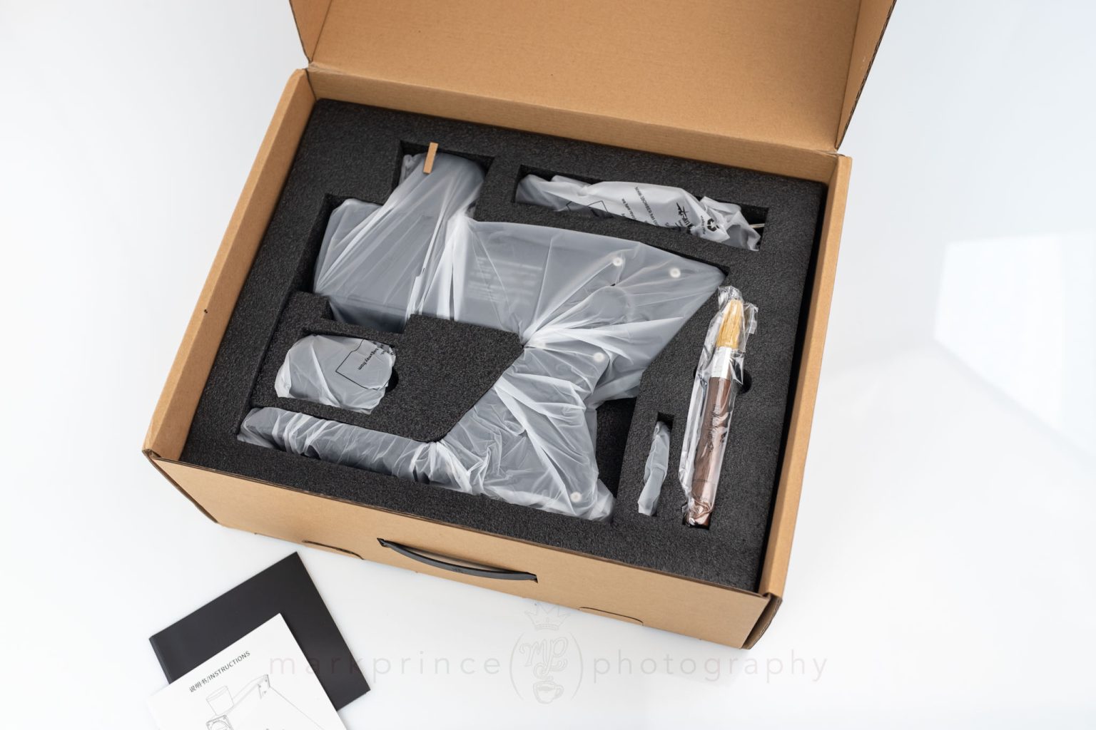 The machine and accessories as you find them in the box, with even more polysterene.